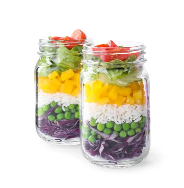 Salade saine dans des bocaux en verre isolés sur blanc — Photo