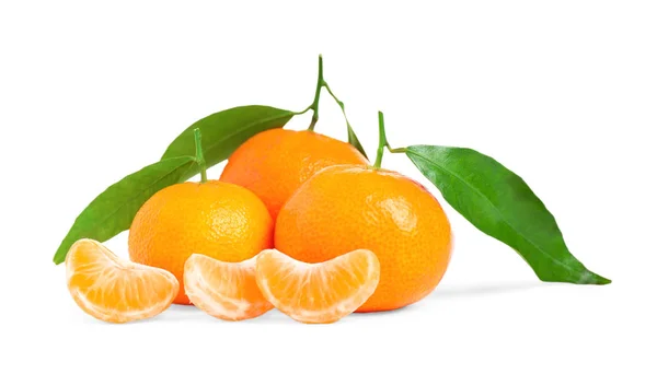 Frische Reife Mandarinen Mit Blättern Isoliert Auf Weiß Zitrusfrüchte — Stockfoto