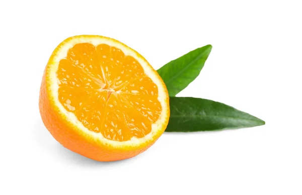 白に孤立した葉を持つ新鮮な熟したみかんの半分 柑橘類 — ストック写真