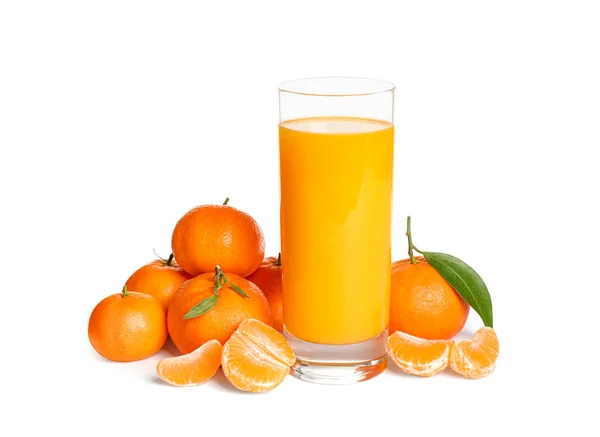Färska mandariner och glas saft som isolerats på vitt — Stockfoto