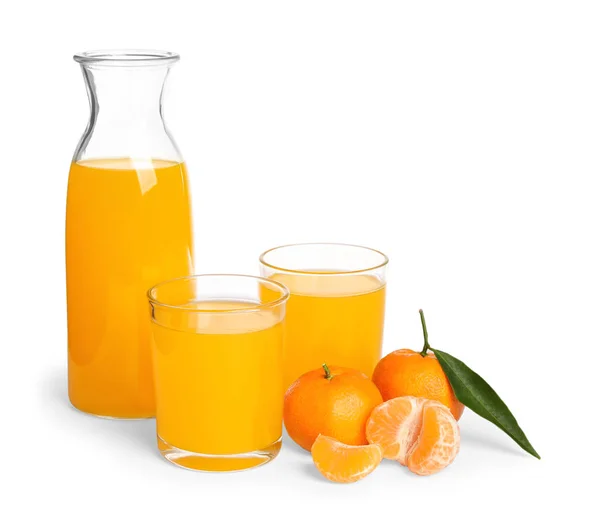 Flasche und Gläser Mandarinensaft mit Früchten isoliert auf wh — Stockfoto