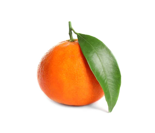 Fresca mandarina jugosa madura aislada en blanco — Foto de Stock