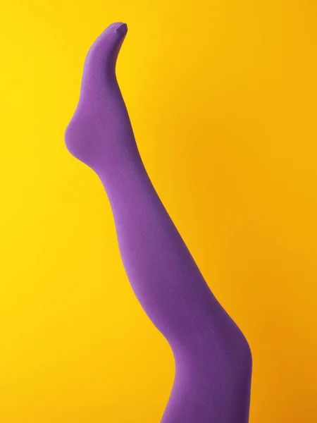 Нога Манекен Фіолетових Колготках Жовтому Фоні — стокове фото