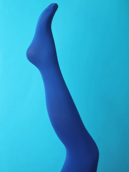 Beinpuppe Blauen Strumpfhosen Auf Farbigem Hintergrund — Stockfoto