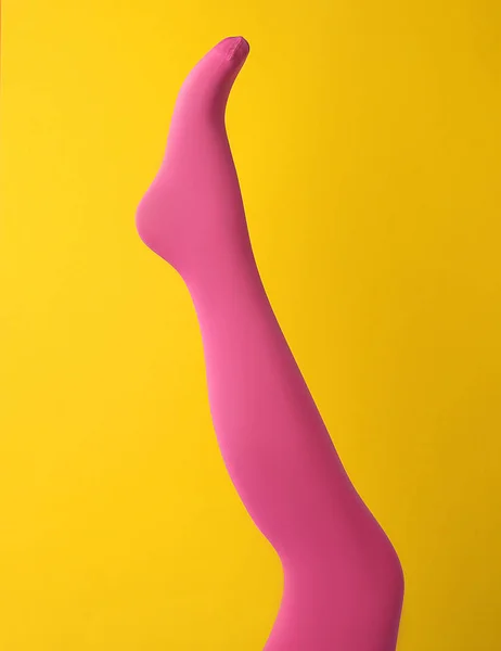 Manequim Perna Meia Calça Rosa Sobre Fundo Amarelo — Fotografia de Stock