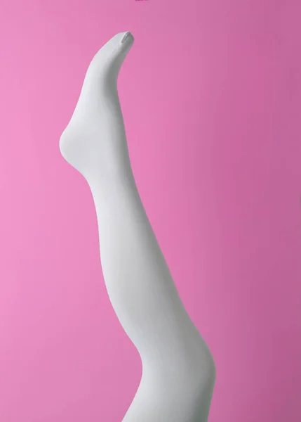 Noha Figuríny Bílých Punčocháčích Růžovém Pozadí — Stock fotografie