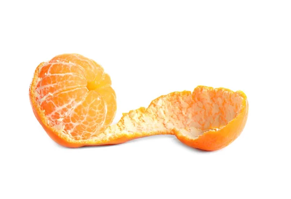 Obierana świeża, soczysta mandarynka z odizolowanym na biało łuskiem — Zdjęcie stockowe