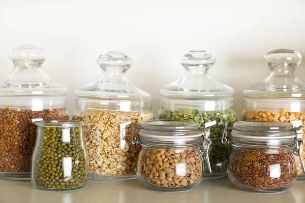 Diferentes Tipos Legumes Cereais Frascos Mesa Grãos Orgânicos — Fotografia de Stock