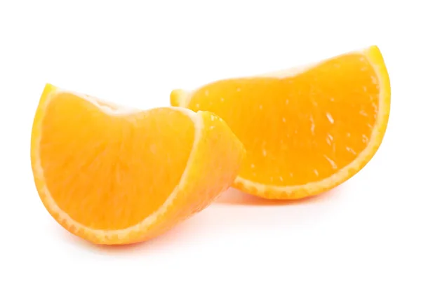 Schneiden frische saftige Mandarine isoliert auf weiß — Stockfoto