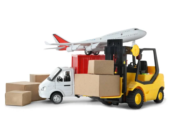 Różne transporty logistyczne z pudełkami odizolowanymi na biało. Całość — Zdjęcie stockowe