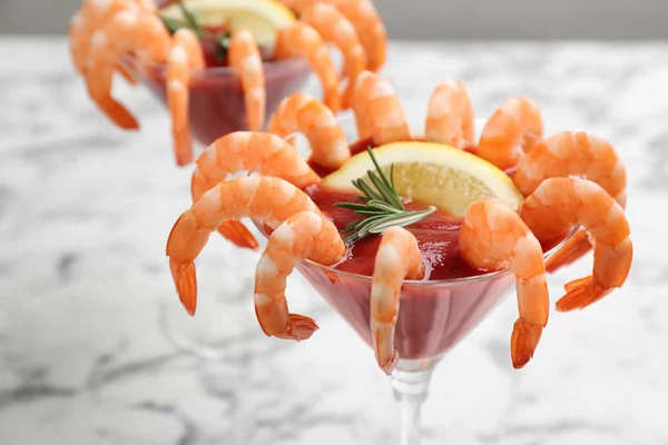 Délicieux cocktail de crevettes avec sauce tomate, gros plan — Photo