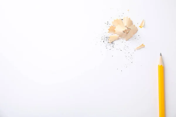 Ceruza és forgács fehér háttérrel, felülnézet — Stock Fotó