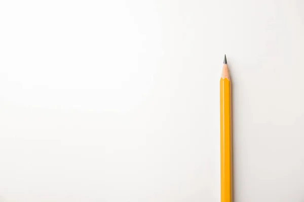 Crayon pointu isolé sur blanc, vue de dessus — Photo