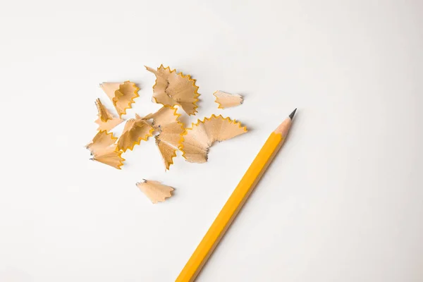 Ceruza és forgács fehér háttérrel, felülnézet — Stock Fotó
