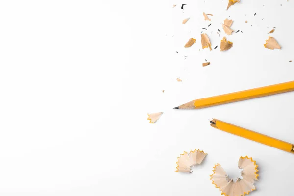 Törött ceruza és forgács fehér alapon, felülnézet — Stock Fotó