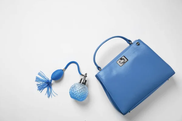 Stilvolle Handtasche Und Parfümflasche Auf Weißem Hintergrund Draufsicht Klassisches Blau — Stockfoto