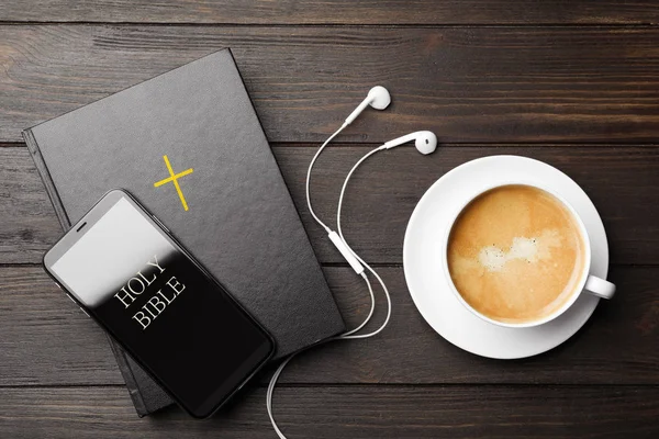 Ncil Telefon Bir Fincan Kahve Ahşap Arka Planda Kulaklık Dini — Stok fotoğraf