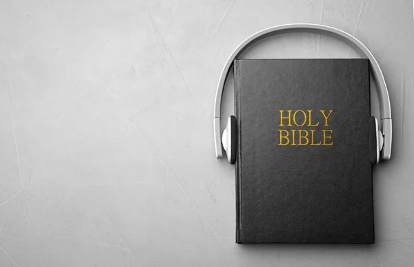 Bibeln Och Hörlurar Ljusgrå Bakgrund Ovanifrån Med Plats För Text — Stockfoto