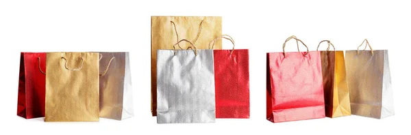 Sacos de compras de papel vermelho isolados em branco — Fotografia de Stock