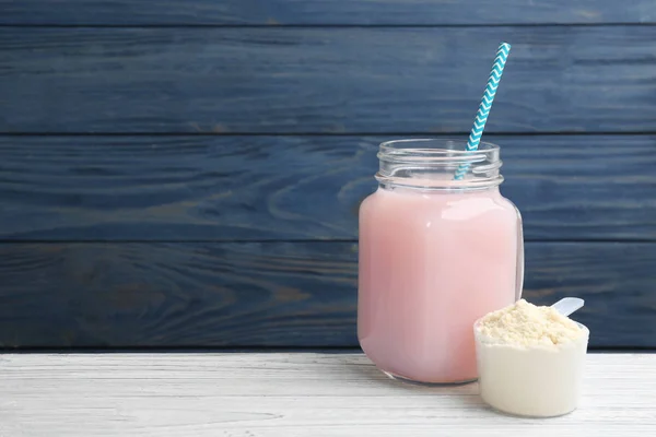 Batido Proteínas Polvo Mesa Madera Blanca Espacio Para Texto — Foto de Stock