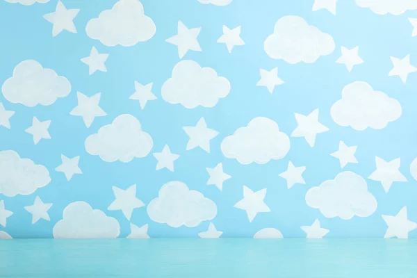 Mesa de madera cerca de la pared con cielo azul pintado. Idea para habitación de bebé — Foto de Stock