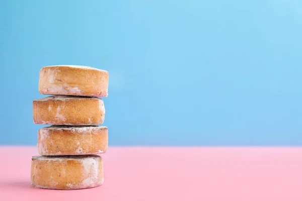 Sladké lahodné máslo sušenky na barevném pozadí. Mezera pro te — Stock fotografie