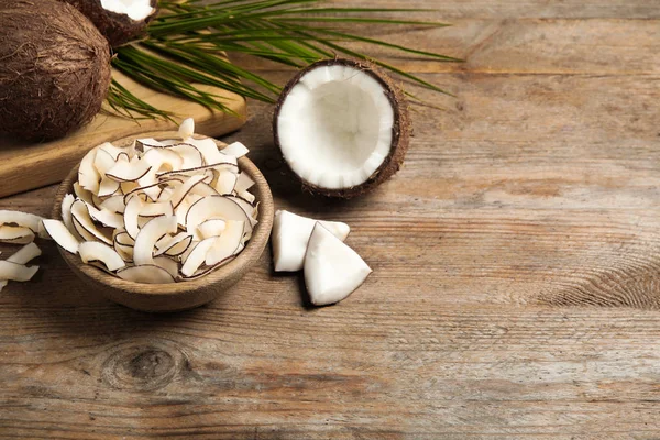 Composición Con Sabrosas Virutas Coco Sobre Mesa Madera Espacio Para — Foto de Stock