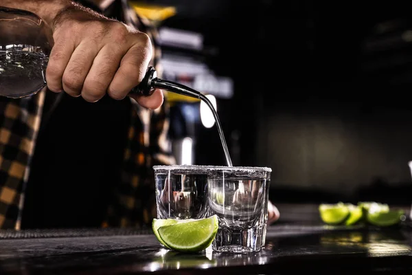 Barista Versare Tequila Messicana Bicchierini Bancone Del Bar Primo Piano — Foto Stock