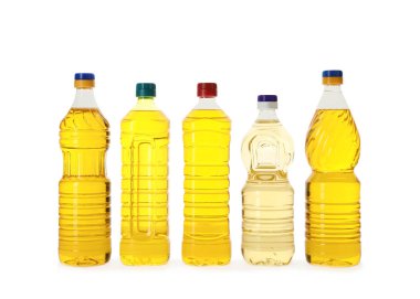 Farklı şişelerde pişen yağ beyaza izole edilmiş.