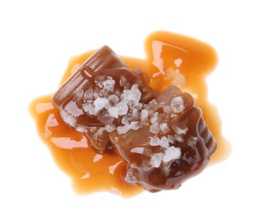 Beyaz arka planda soslu lezzetli tuzlu karamel.