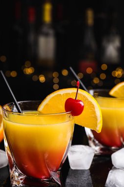 Siyah masada taze alkollü tekila. Gün doğumu kokteyli.