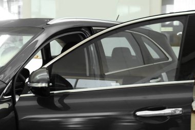 Atölyede pencere boyamasından önce yeni modern araba, yakın plan