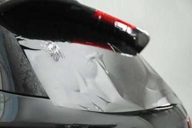 Araba penceresi folyoyla kaplanmış, yakın plan.