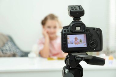 Evde balçık kayıt videosu olan şirin bir blogcu, kameraya odaklan.