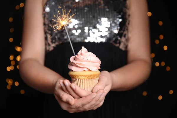 Vrouw Met Verjaardag Cupcake Met Sterretje Wazig Achtergrond Close — Stockfoto