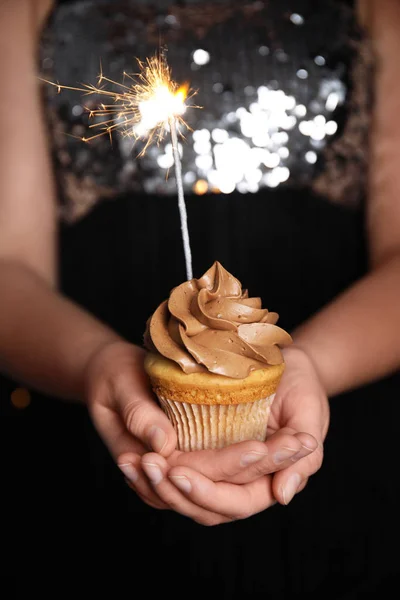 Vrouw Met Verjaardag Cupcake Met Sterretje Close — Stockfoto