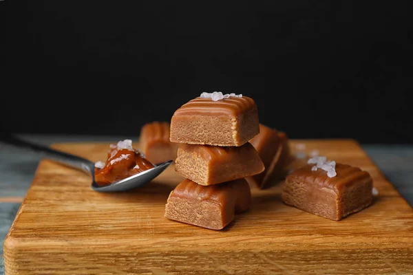 Delicioso Caramelo Salgado Placa Madeira Close — Fotografia de Stock