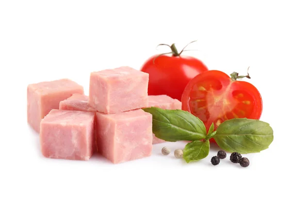 Cubes de jambon frais savoureux au basilic, tomates et isolat de poivre — Photo