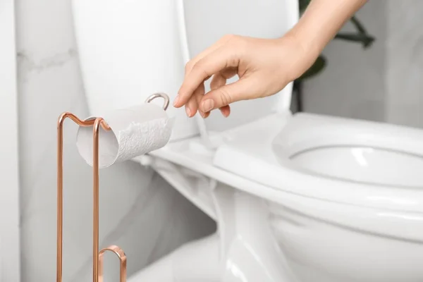 Žena Sahá Prázdném Toaleťáku Koupelně Detailní Záběr — Stock fotografie