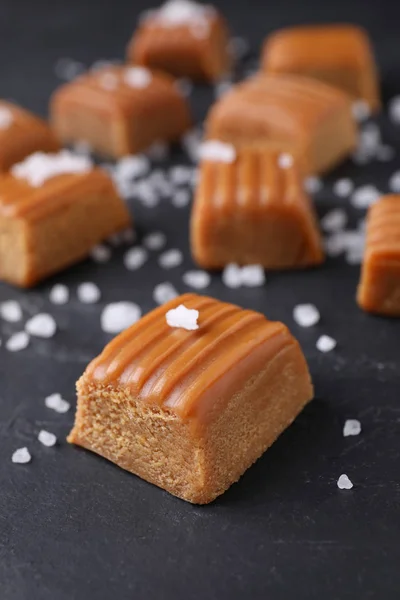 Caramelo Salgado Sobre Mesa Cinzenta Vista Para Cima — Fotografia de Stock