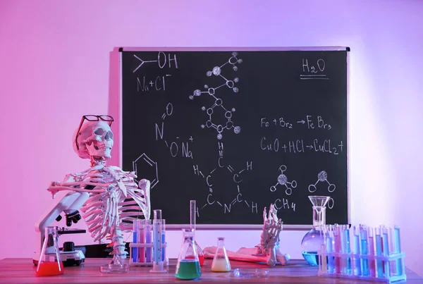 Σκελετός Και Διαφορετικά Είδη Χημείας Στην Τάξη Τονισμένα Ροζ — Φωτογραφία Αρχείου