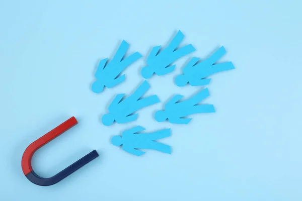 Magnet Προσέλκυση Ανθρώπων Χαρτιού Γαλάζιο Φόντο Επίπεδη Lay — Φωτογραφία Αρχείου