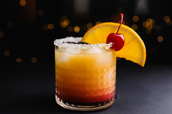 Φρέσκος Αλκοολικός Tequila Sunrise Cocktail Μαύρο Τραπέζι — Φωτογραφία Αρχείου