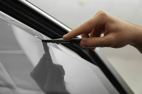 Arbeiter Färbt Autoscheibe Mit Folie Werkstatt Nahaufnahme — Stockfoto