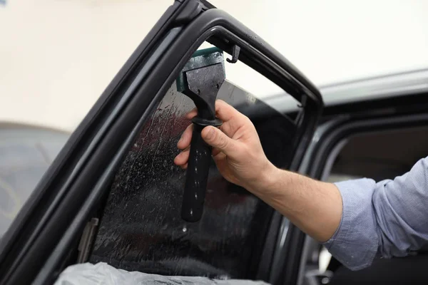Werknemer wassen getint autoraam in werkplaats, close-up — Stockfoto