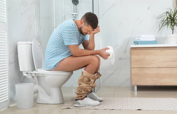 Homem Que Sofre Hemorróidas Vaso Sanitário Sala Descanso — Fotografia de Stock