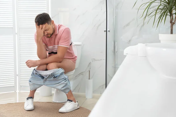 Muž Trpící Hemeroidy Záchodové Míse Odpočívárně — Stock fotografie