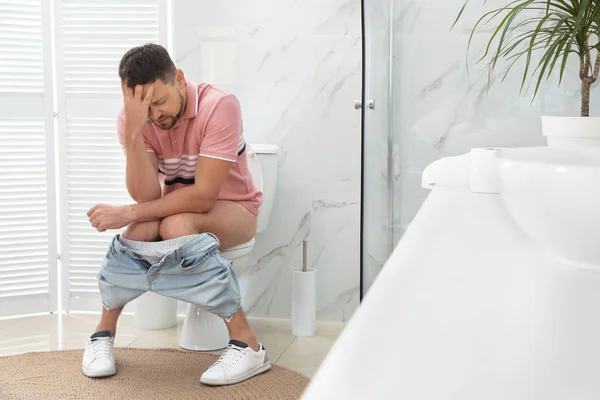 Mann Leidet Hämorrhoiden Auf Toilettenschüssel Ruheraum — Stockfoto