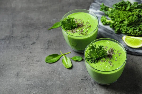 Kale Smoothie Lezat Dengan Biji Chia Atas Meja Abu Abu — Stok Foto