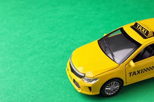 绿色背景的黄色出租车模型 案文的篇幅 — 图库照片
